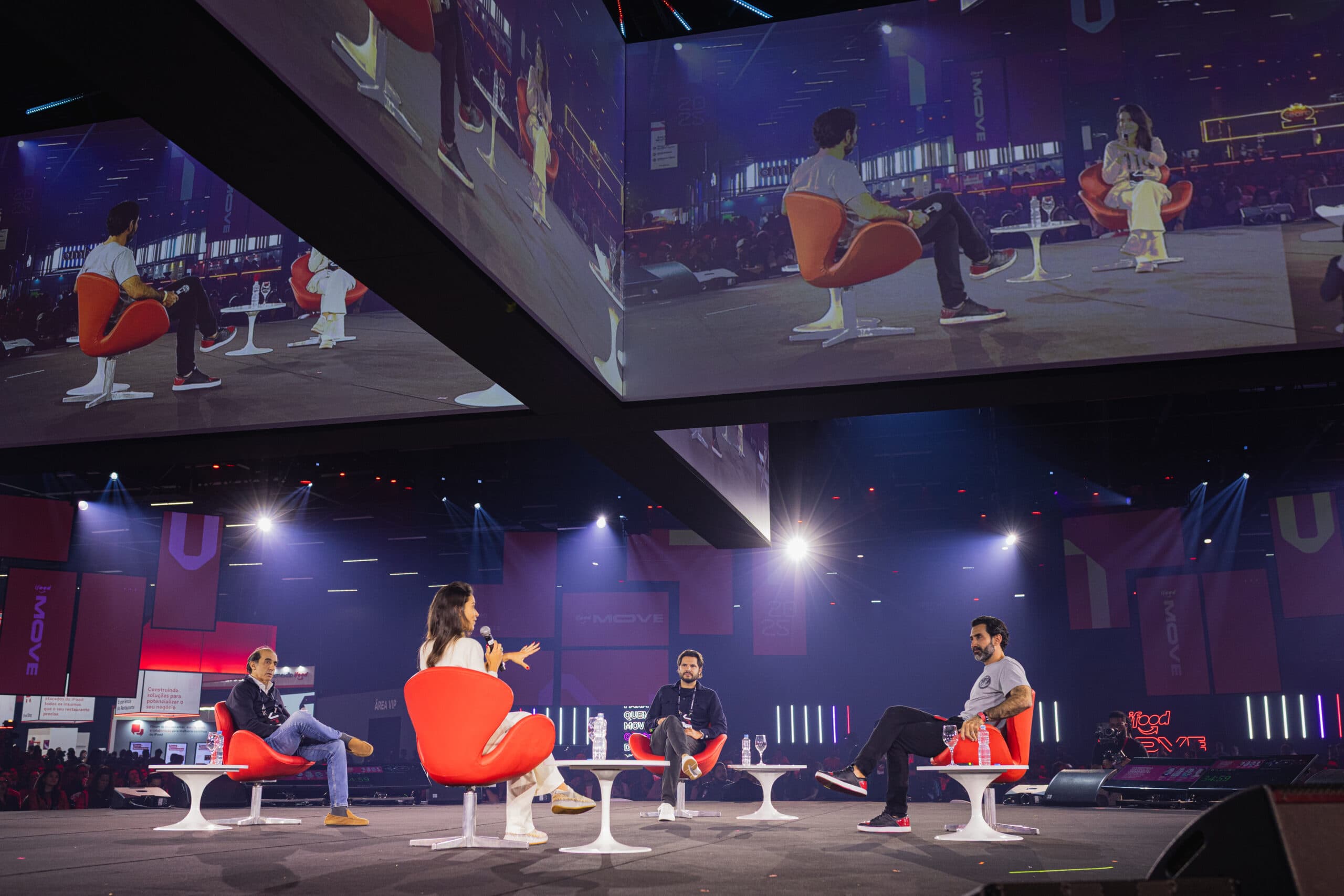 Painel com palestrantes no iFood Move